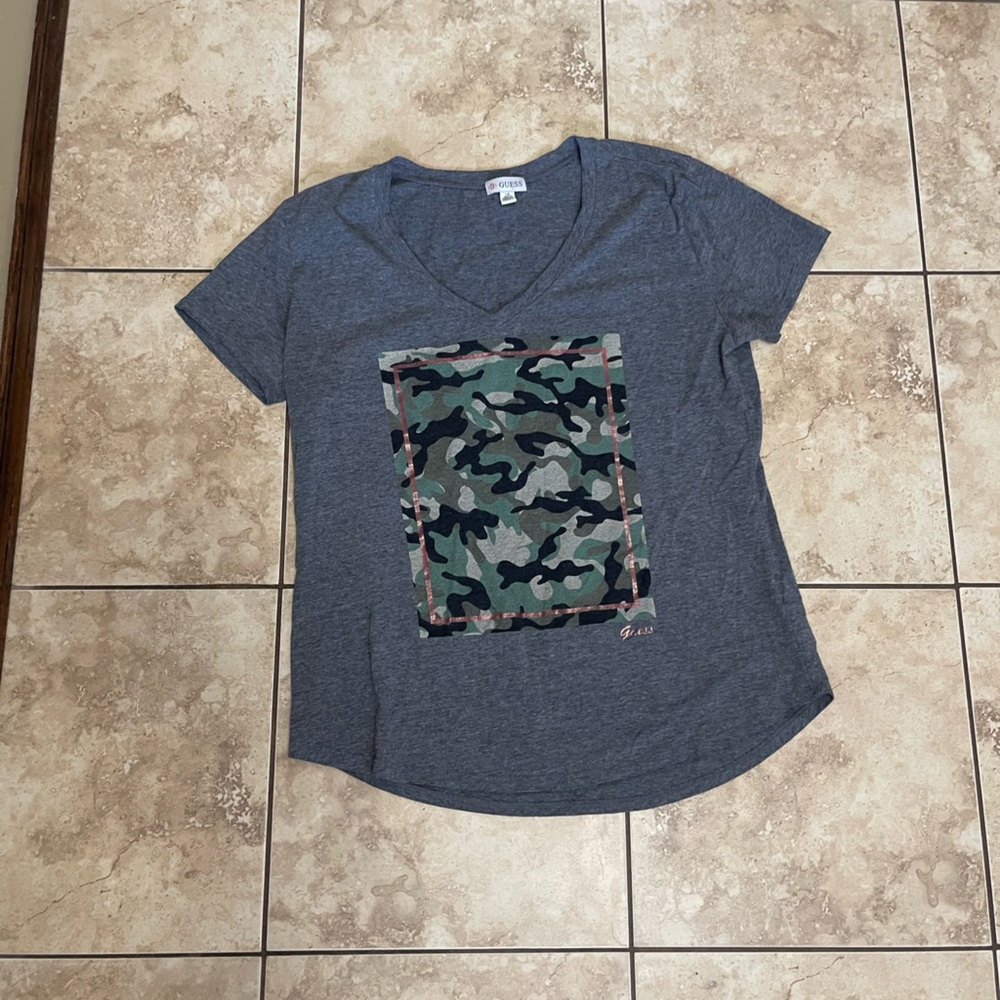 👻🎃CLEARANCE🎃👻 Guess T-shirt